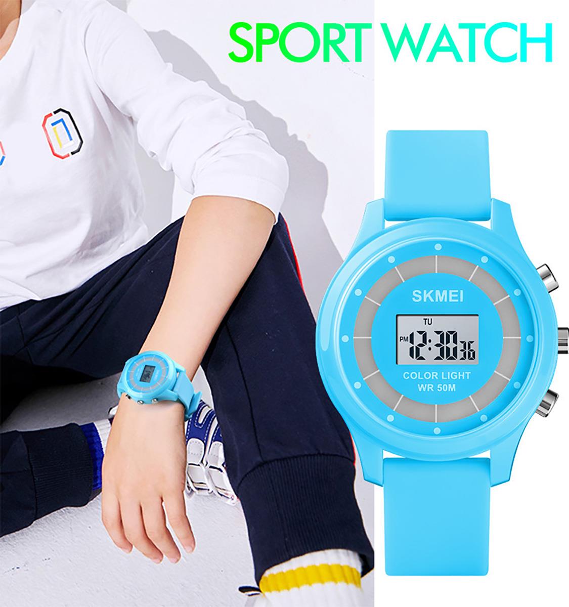 Childrens Blue Digital Watch with Date and Flashing Lights - Fun Design